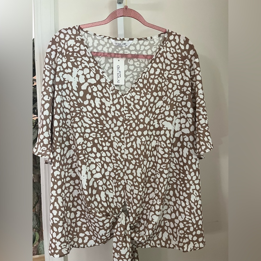 INVOLAND TIE FRONT SHORT SLEEVE LIGHTWEIGHT SUMMER BLOUSE. NWT. SIZE 18W.